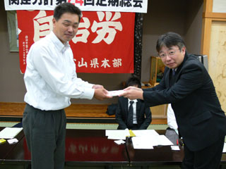 蒲田新議長から高原議長代行へ表彰