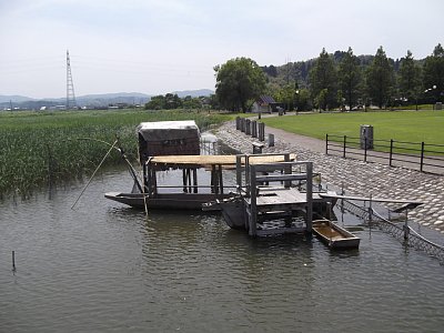 アド小屋と船と石の花