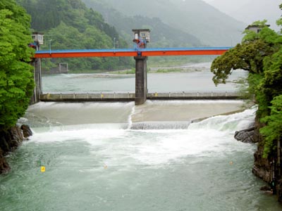 愛本堰堤全景