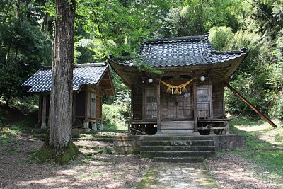 八幡社の左側が登城口です