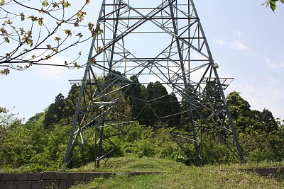 この鉄塔が目印です