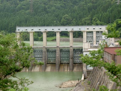 赤尾ダムを下流から望む