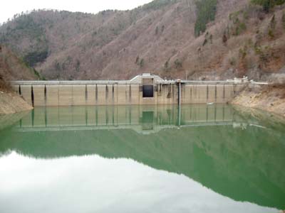 ダム湖側から見た堤体
