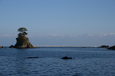 雨晴海岸から立山連峰を望む