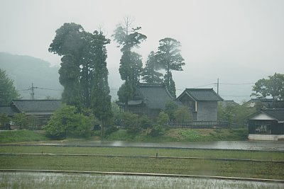 八幡宮の周囲にも土塁が残っている