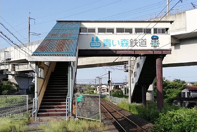 ホームと跨線橋