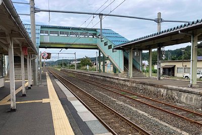 ホームと跨線橋