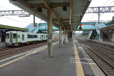 ホームと跨線橋