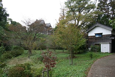 三の丸全景と榊葉乎布神社