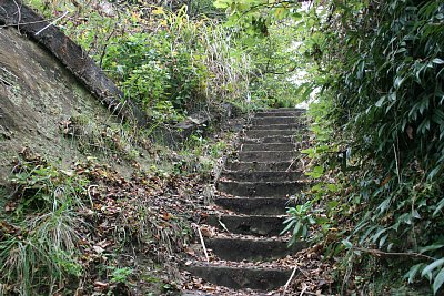 階段は狭く急になります