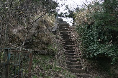 本丸への通路はけっこう険しい