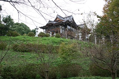 三の丸から見た榊葉乎布神社