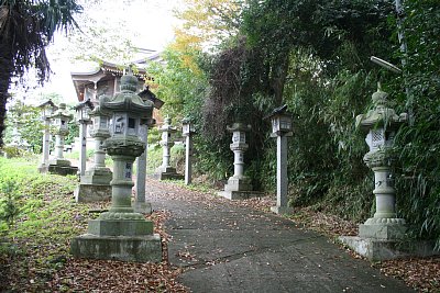 三の丸から榊葉乎布神社への通路には灯籠が