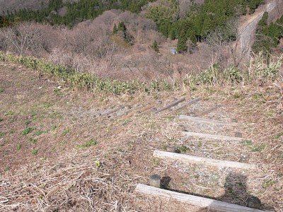 本丸からの階段は曲がりくねっていて急です