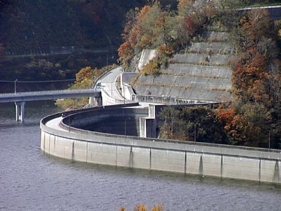 堤体を上流側から見る