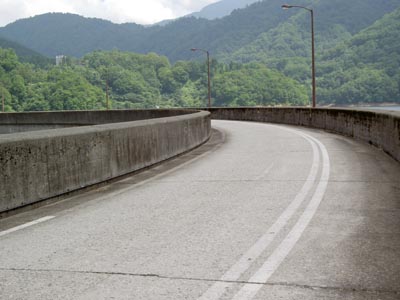 天端上は自動車も通行可能です