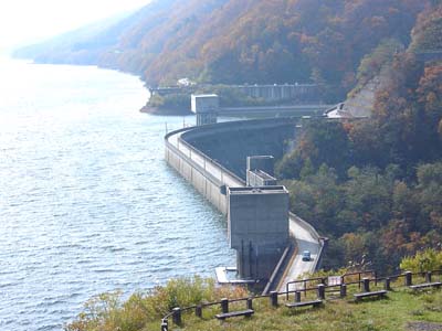 有峰湖と屈曲した堤体
