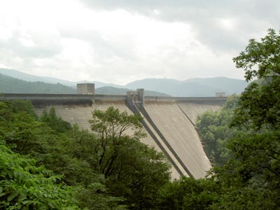 下流側から堤体を望む
