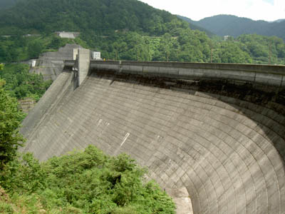 左岸から堤体を見る