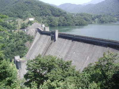 左岸から見た堤体