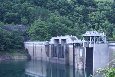 右岸上流側から見た堤体