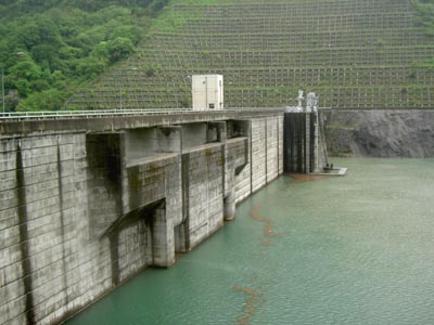 左岸上流側から堤体を見る