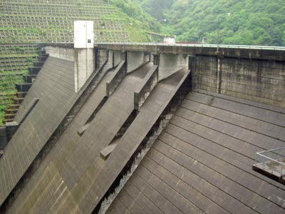 左岸から堤体を見る