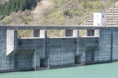 上流から洪水吐きを見る