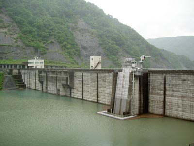 右岸上流側から堤体を見る