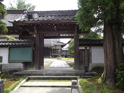 浅井城跡は現在では誕生寺となっています