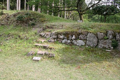 階段跡と石塁