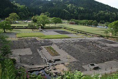 湯殿跡庭園から朝倉氏館を見る