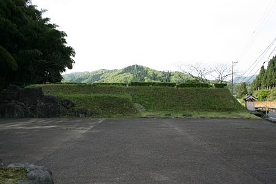 下城戸の高い土塁