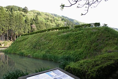 下城戸の土塁と水堀