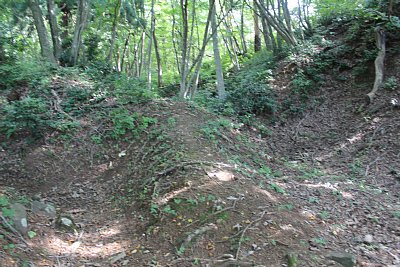 宿直跡への桝形虎口と背後には月見櫓跡