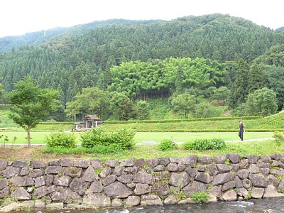 朝倉氏館と一乗谷川の石垣