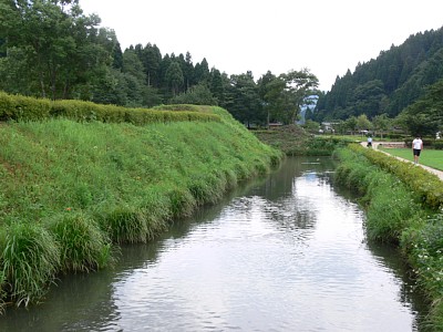 朝倉館跡を囲む水堀