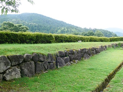 低い石垣