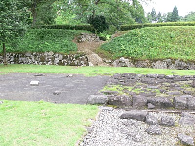 朝倉氏館の石垣と土塁