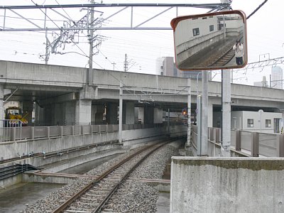 北陸本線の下をくぐります