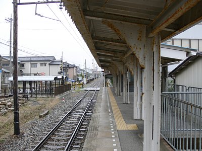 割出駅ホーム