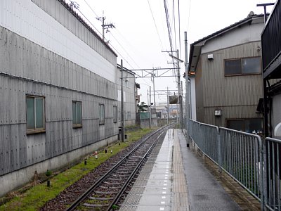 ホームから北鉄金沢方面を見る