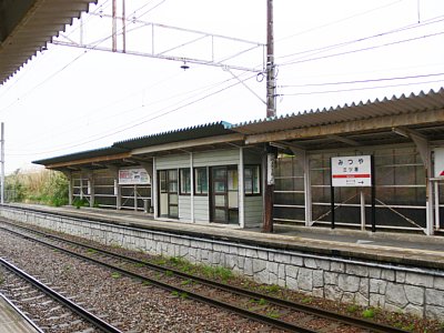 三ツ屋駅で列車交換します