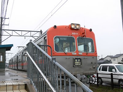 浅野川線を走る8000系電車