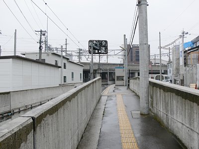 ホームへのスロープ
