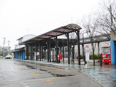 内灘駅前にはバス停もあります