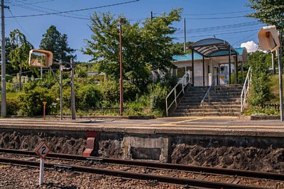 駅舎から階段でホームに降りる