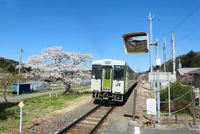 キハ112形気動車が到着