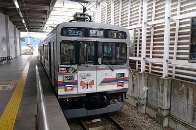 上田電鉄別所線ホームに1002F電車