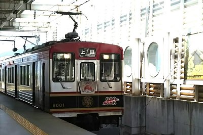 上田電鉄別所線ホームに6000形電車